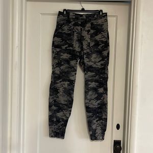 Spanx stretch twill cargo black camo joggers. Large